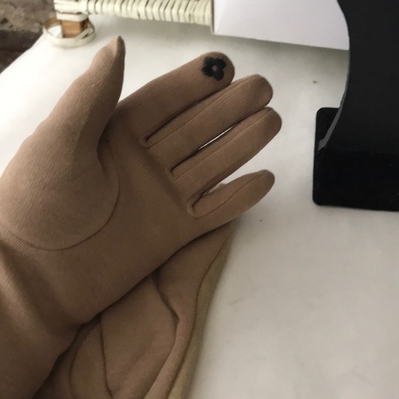 Beige touch screen gloves - Picture 4 of 5